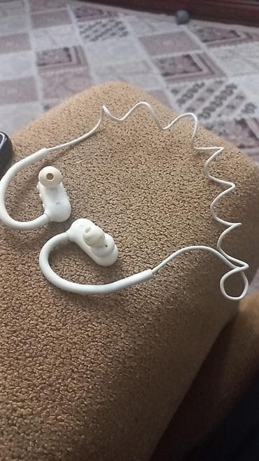 ucuz qulaqlıqlar: Blutuzla işləyir.Ağ rəngli qulaqarası idman tipli naqilli qulaqcıq - — 1