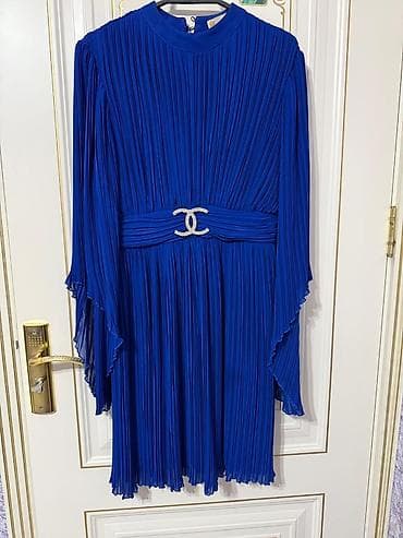 Mavi rəngdə pliseli qadın paltarı - Dərin kral-mavi tonunda, başdan