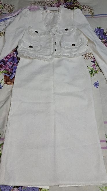 Cəmi 2dəfə geyinilib buse butikdən alınıb 59azna 33azna satılır s m