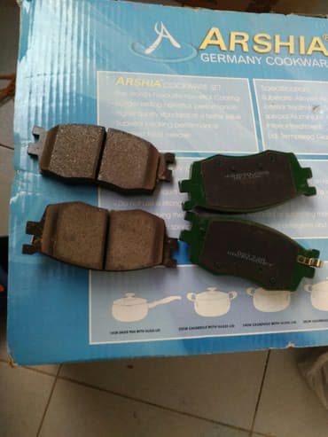 Digər əyləc sisteminin detalları: Kio Rio qabaq tormoz əyləci original ( kodu qutunun üzərindədir). Kia — 2