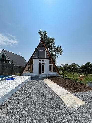 album: A‑frame üslubunda bağ evi və açıq hovuzlu həyət kompleksi — 3