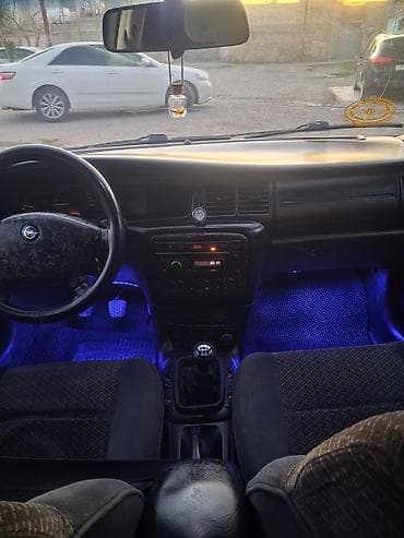 opelər: Opel sedan, 5 oturacaqlı salon. Mexaniki sürət qutusu (5 pillə). Qarşı — 1