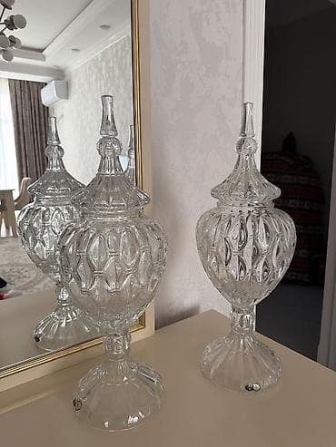 Xrustal dekorativ qablar satılır. 🇨🇿 Bohemia kristalıdır, çox zərif və