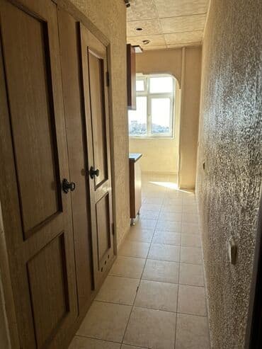 xacmaz kiraye: Bakı, Yeni Günəşli Massiv D, 3 otaqlı, Köhnə tikili, m. Neftçilər, 75 kv. m — 3