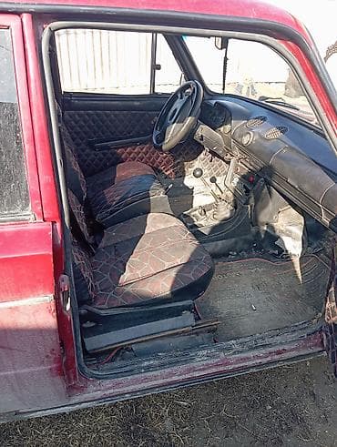 opel vektra b: VAZ 2106 sedan – qırmızı rəngdə, benzinlə işləyən klassik model — 3