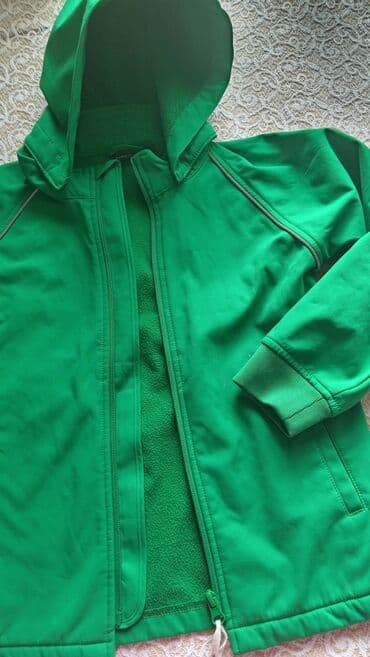 qar qiz paltari: Uşaq üçün yaşıl rəngdə kapüşonlu jaket. Xüsusiyyətlər: - Ölçü: 7 yaş — 2