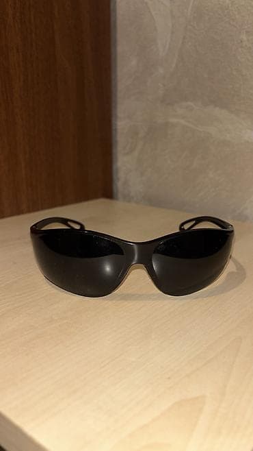 optik eynək modelləri: Qara idman üslublu gün eynəyi - Tam qara rəngdə, yekparə linzalı — 6