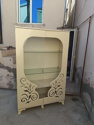 qonağ desti: Ağ rəngdə klassik üslubda qonaq otağı vitrini və konsol dəsti — 3