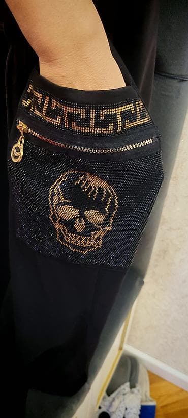 Kişi ayaqqabıları: Qara uzun kardiqan/xalat – kapüşonlu, kəmərlidir. Dizayn: arxa hissədə — 3