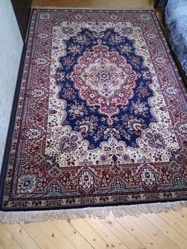 ziynət əşyaları: Herat xalça klassik. Almaniya istehsalı, 3m×2m ölçüdə. Yalnız divarda — 7