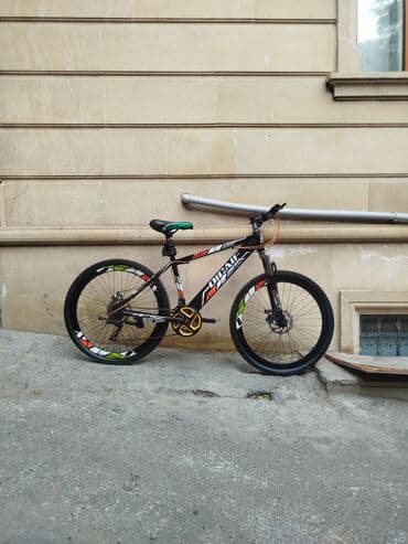 cube velosiped: 26 liqdir - Rəng: qara-qırmızı, dinamik qrafiklər və “VISTA” yazılı — 2