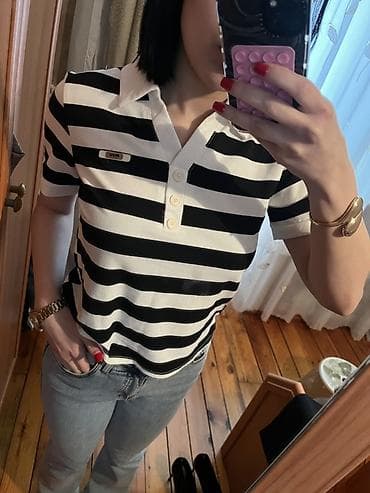 Qadınlar üçün zolaqlı polo köynək - Rəng: qara-ağ enli zolaqlar - — 4