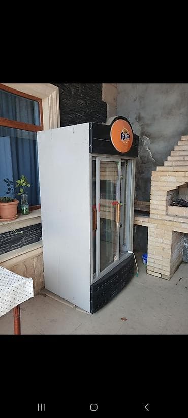 İki qapılı vitrin tipli içki soyuducusu - Brend loqosu: Fanta üst — 1