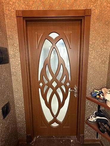 İç qapı – dekorativ şüşəli, klassik naxışlı model - Material: ağac