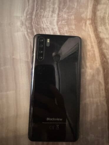 arxa goruntu: Blackview markalı qara rəngli smartfon, arxa hissəsində üç kamera və — 3