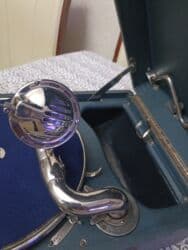 pul daxılı: Kompakt çamadan tipli mexaniki patefon. Xüsusiyyətlər: - Qol ilə — 4