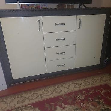 Düz TV altlığı, Polkalı, Laminat