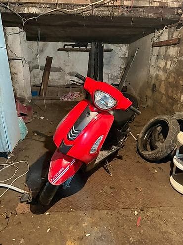 Qırmızı rəngli şəhər skuterı - Model: ZigZag (kuzov üzərində qeyd) -