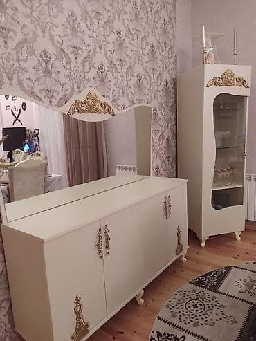 Klassik üslubda qonaq otağı üçün mebel dəsti. Tərkibi: - Geniş