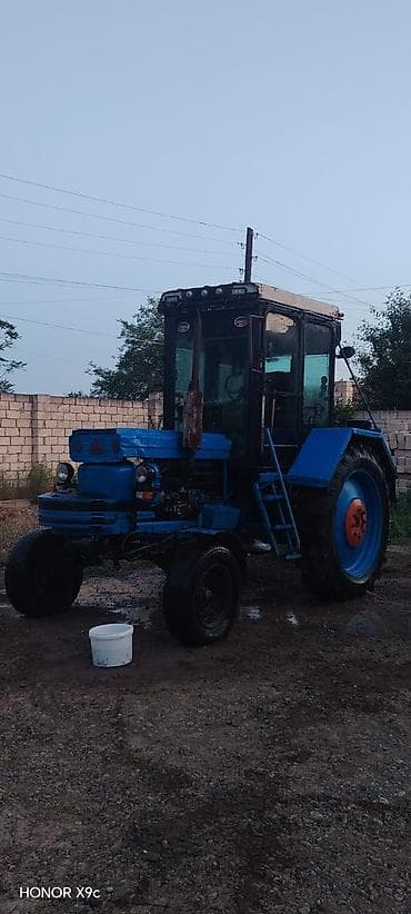 2 el traktör: Traktor – mavi rəngli, kabinəli, ön təkərli ötürücülü (2WD) Texniki — 2