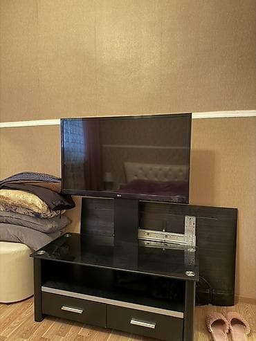 suse masa: İşlənmiş, Düz TV altlığı, Polkalı, Şüşəli — 4