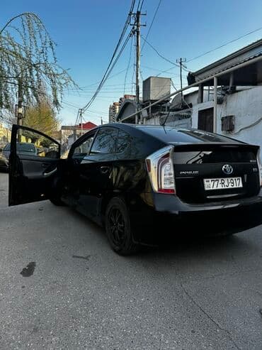 hibrit masinlar turbo az: Toyota Prius hibrid sedan – qara rəng Xüsusiyyətlər: - Korpus: 5 — 2