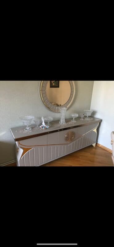 mürəbbə qabi: Təmiz xrustallar: 2 ədəd xrustal meyvə qabı – 500 manat 2 ədəd — 5