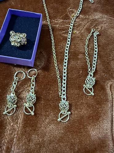 Qızılı rəngli zərgərlik dəsti - Dəst tərkibi: boyunbağı, qolbaq