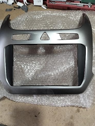 Avtomobil üçün orijinal multimedia/radio başlıq bloku və ön konsol