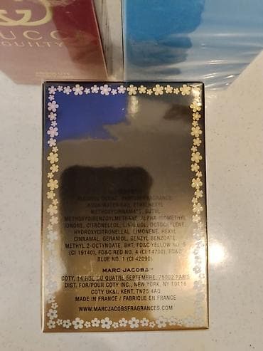 Şəxsi əşyalar: Qadınlar üçün Marc Jacobs Diasy Eau So ətir suyu satılır. Həcmi: 30 ml — 3