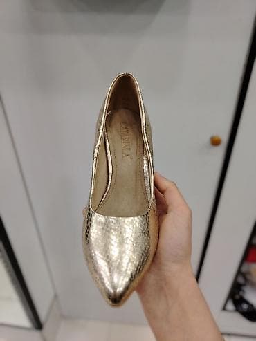 женские золотистые туфли: Qızılı rəngli qadın klassik tufli – CATBELLA - Material: parlaq, ilan — 1