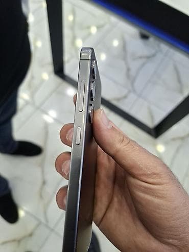 oyun konsoli: Smartfon – metal çərçivəli, şüşə arxalı, düz kənarlı korpus. Ön — 4