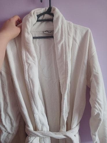 Ağ rəngli xalat – qalın, yumşaq və suyu yaxşı hopduran məxmər/terri lalafo.az -da Ağ rəngli xalat – qalın, yumşaq və suyu yaxşı hopduran məxmər/terri