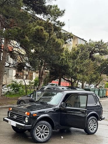 qara niva sekilleri: LADA Niva 3 qapılı SUV - Kuzov: 3 qapılı, qara rəng, arxa şüşə — 5