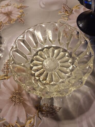 dərin boşqab: Şüşə qab dəsti - 2 ədəd şüşə krujka: qalın divarlı, qulpulu. Üzərində — 6