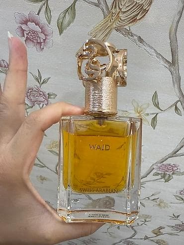 ideal parfum az: Şəffaf şüşə flakonda, qızılı rəngli maye ətir. Flakonun üzərində — 2