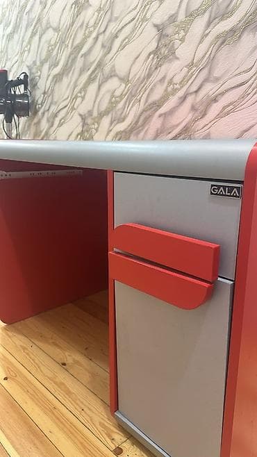 acilan stollar: GALA iş masası – kompakt və funksional model - Rəng: qırmızı və boz — 2