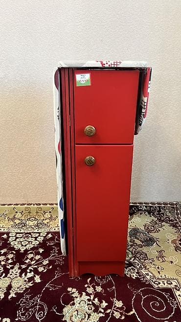 carpayı 2 mərtəbə: Qırmızı metal şkaf – iki qapılı, kompakt model. - Material: metal — 1