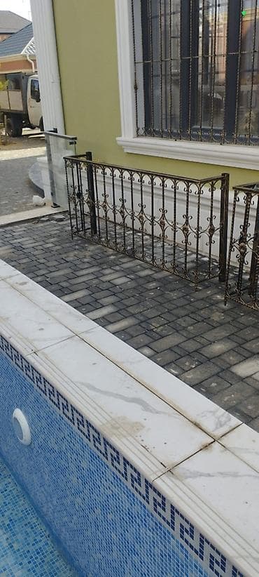 Qara və qızılı rəngdə, dəmir materialdan hazırlanmış bəzəkli pilləkən