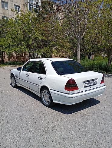 Nəqliyyat: Mercedes-Benz C-Class sedan (W202), ağ rəng. - Kuzov: 4 qapılı sedan — 5