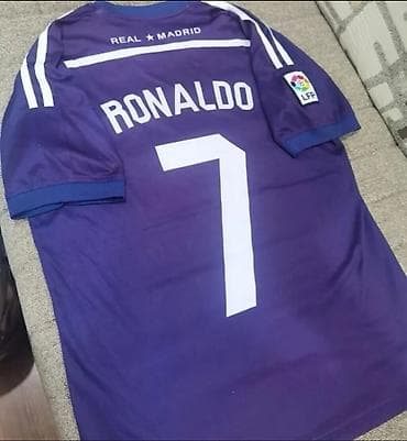 dini geyim: Real Madrid futbol köynəyi – “Ronaldo 7” (bənövşəyi rəng). - Arxa — 3