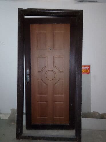 Dəmir giriş qapısı - Material: möhkəm metal karkas, ağac teksturalı