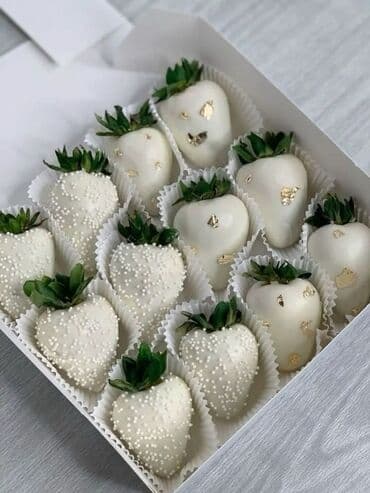 Un: Zərif ağ rəngdə tort, incə incilərlə bəzədilib və ətrafı kiçik ağ — 4