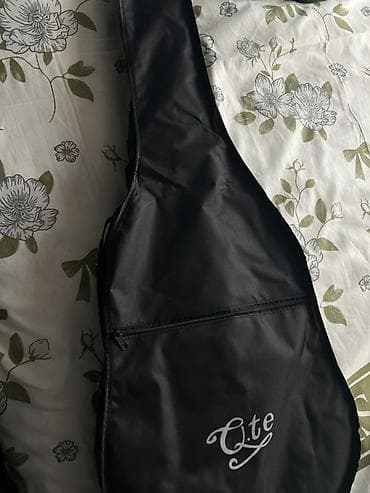 Гитары: Açıq ağac rəngində klassik dizaynlı akustik gitara. Alət altı simlidir — 3