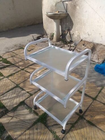 ofis əşyaları: Üç rəfi olan təkərli, metal konstruksiyalı mobil rəf. Bu rəf salonda — 2