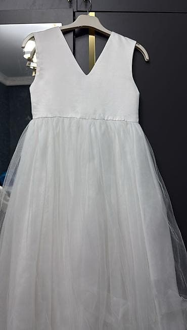 Ağ rəngli qız uşağı üçün ziyafət/geyim paltarı.10- 11 yaş