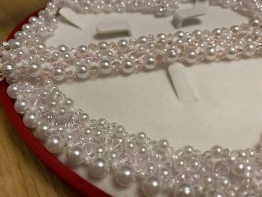 Mirvari və çəhrayı kristallarla bəzədilmiş dəst. Başqa rənglərdə lalafo.az -da Mirvari və çəhrayı kristallarla bəzədilmiş dəst. Başqa rənglərdə