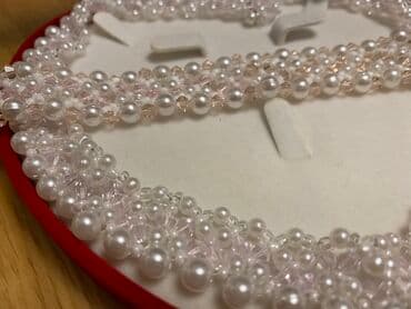 qadınlar üçün strazlı papaqlar: Mirvari və çəhrayı kristallarla bəzədilmiş dəst. Başqa rənglərdə — 1