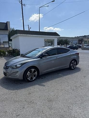 hunday matriks: Hyundai Elantra sedan – gümüşü rəng, aerodinamik kuzov və qara rəngli — 3