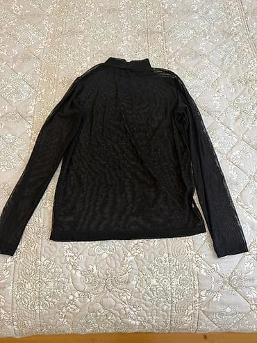 Qadın bluzası – qara, şəffaf/mesh fakturalı uzunqollu model. Yüngül və